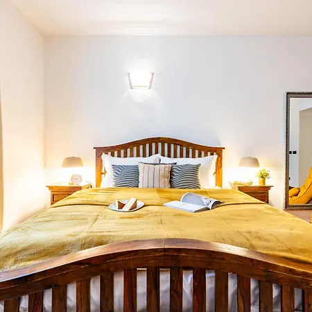 Days - Three Bedroom With Ac, Desk And 100mbs Wifi In New Town Apartamento