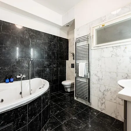 Apartamento Days - Three Bedroom With Ac, Desk And 100mbs Wifi In New Town