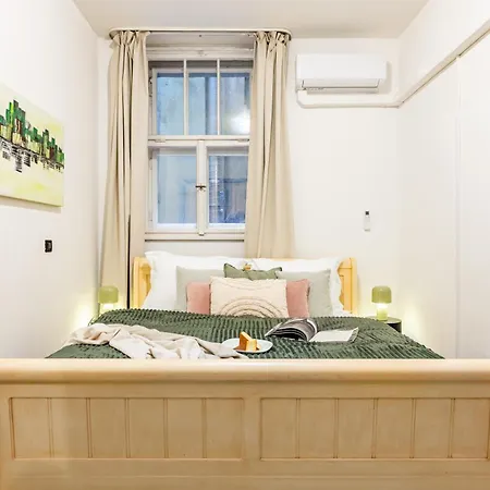 Days - Three Bedroom With Ac, Desk And 100mbs Wifi In New Town Apartamento *