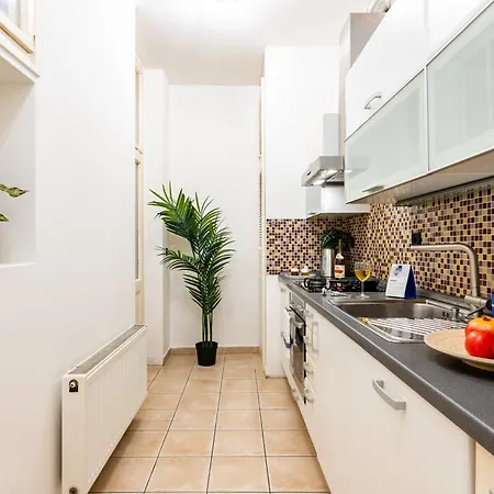 Days - Three Bedroom With Ac, Desk And 100mbs Wifi In New Town Apartamento Praga