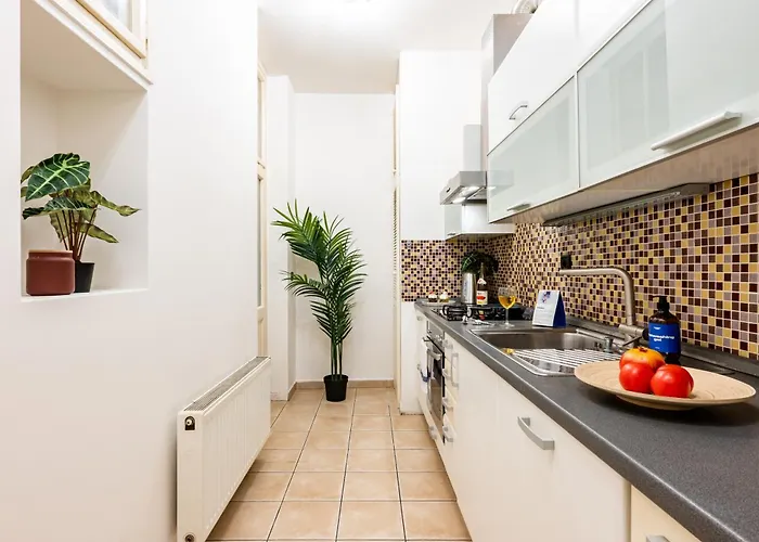 Days - Three Bedroom With Ac, Desk And 100mbs Wifi In New Town 아파트 프라하