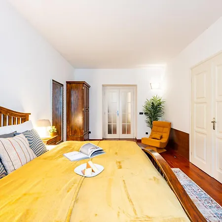 Days - Three Bedroom With Ac, Desk And 100mbs Wifi In New Town