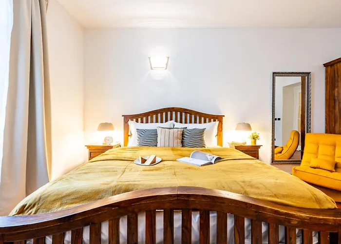 Days - Three Bedroom With Ac, Desk And 100mbs Wifi In New Town Apartament