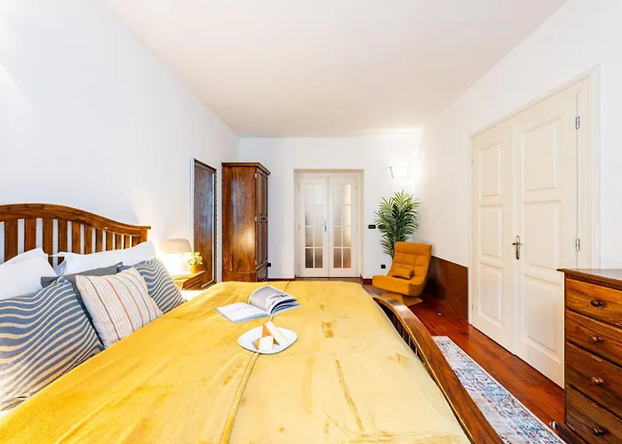 Days - Three Bedroom With Ac, Desk And 100mbs Wifi In New Town